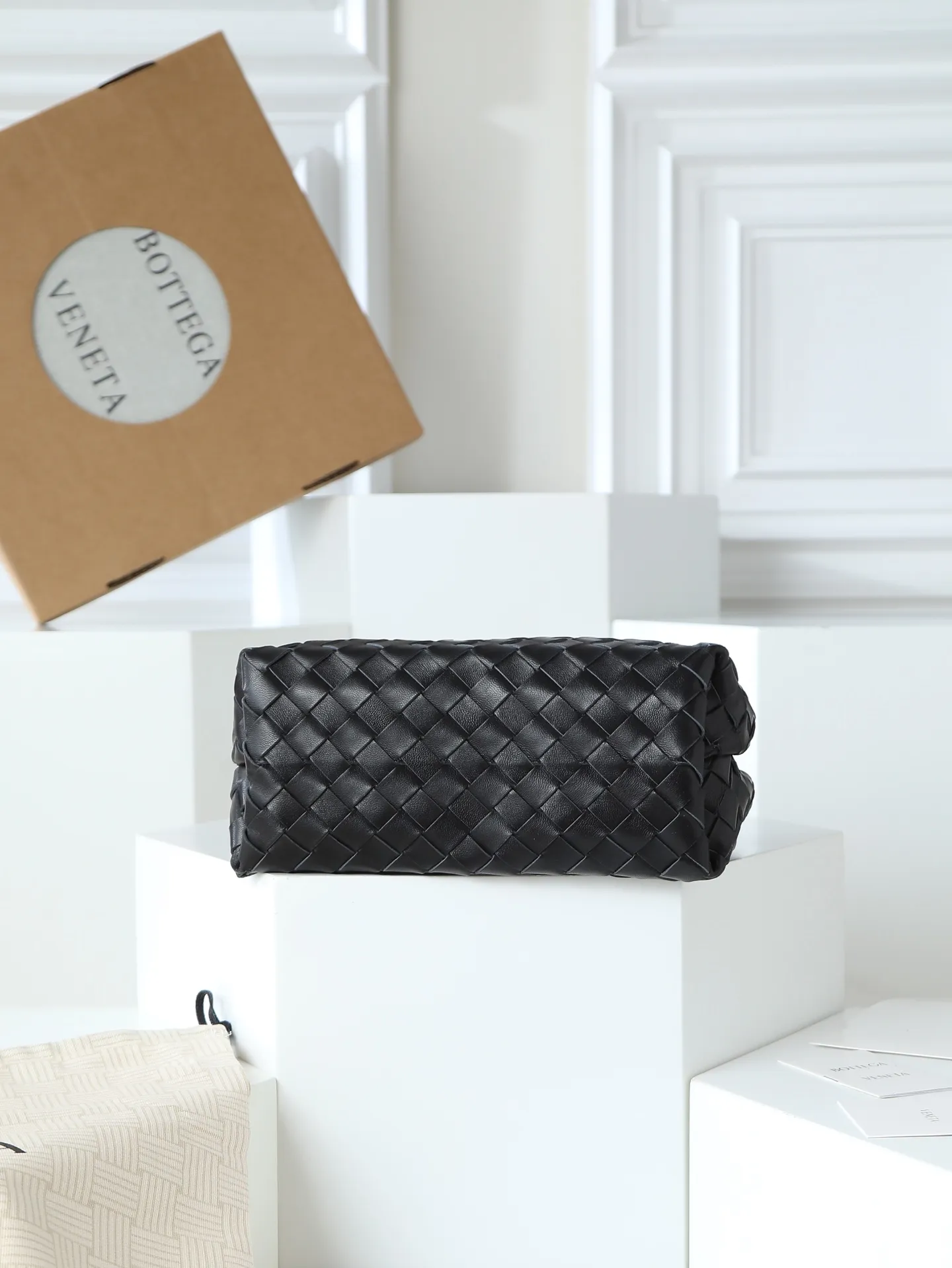 1300. Andiamo is shipping‼ ️Really popular🔥The new Andiamo woven handbag launched by Bottega Veneta this season is really popular all over the world! ! Celebrities at home and abroad have worn it, and Oscar-winning actress Michelle Yeoh has taken it out on the street. Song Jia, Trai Yala, Yu Feihong, Sanji Ayaka, Rosie Hunting-Whiteley, Yoshioka Riho, etc. have all worn this bag. It is classic and versatile and shows off your temperament, and the bag capacity is also large, which is very convenient for daily commuting! ! A variety of carrying methods, the shoulder straps can be adjusted by yourself, the original lambskin feels soft and delicate, and the unisex style breaks the gender boundaries and brings a more practical and long-lasting use experience. Andiamo, which has both elegant and casual styles, perfectly interprets the true appearance of "fashionable old money style". Style number: 766014 Size: 25*22*10.5cm